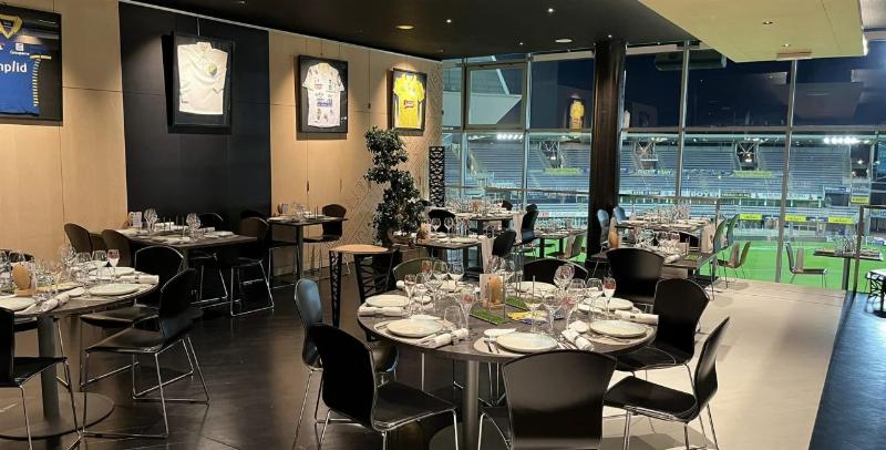 Délices authentiques de la cuisine auvergnate servis dans un des restaurants a clermont ferrand, mettant en valeur des produits locaux tels que fromage et charcuterie